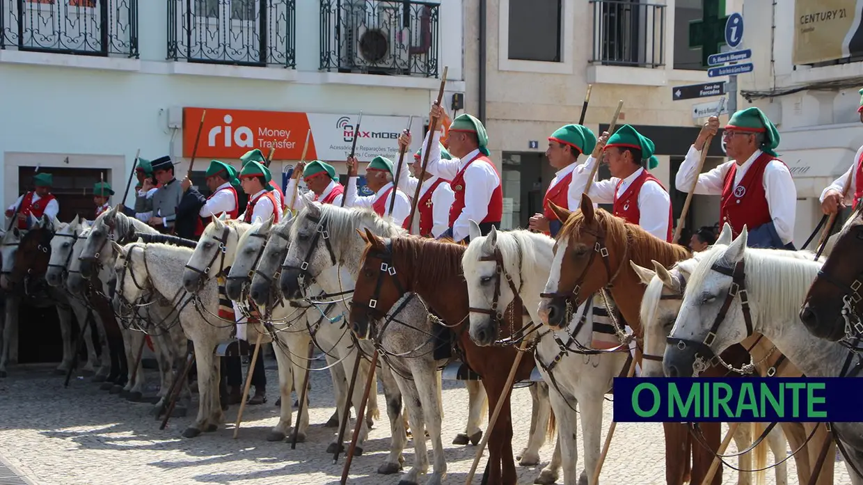Calor encurtou desfile mas não travou o espírito do Colete Encarnado