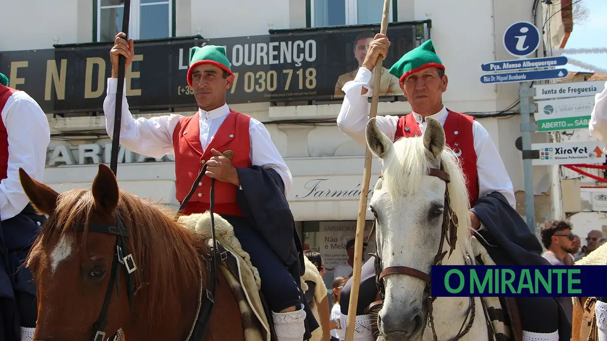 Calor encurtou desfile mas não travou o espírito do Colete Encarnado