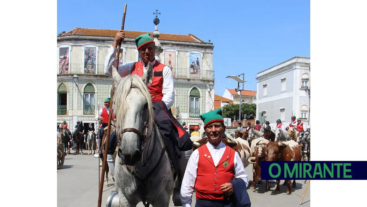 Calor encurtou desfile mas não travou o espírito do Colete Encarnado
