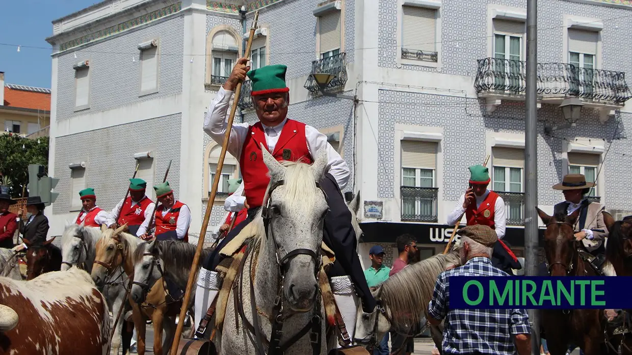 Calor encurtou desfile mas não travou o espírito do Colete Encarnado