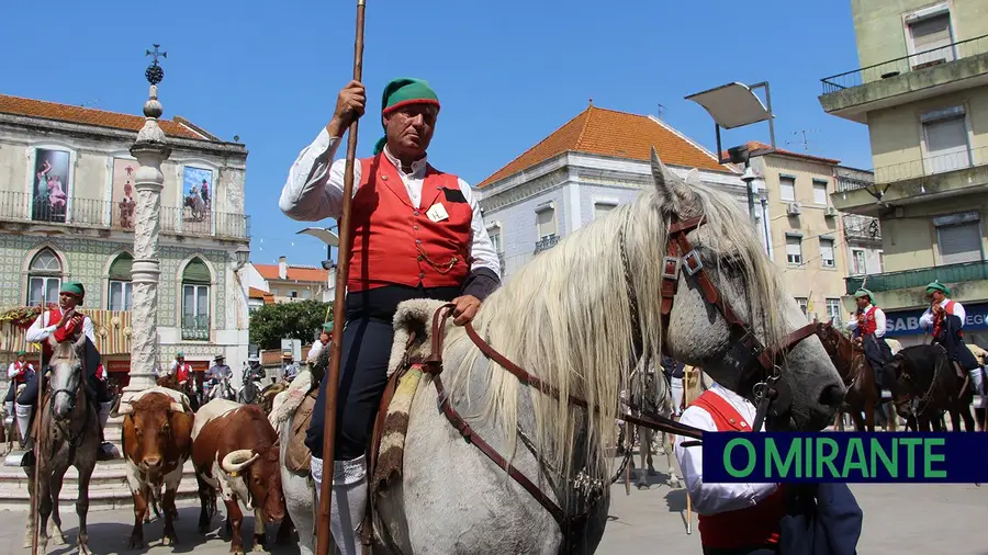 Calor encurtou desfile mas não travou o espírito do Colete Encarnado