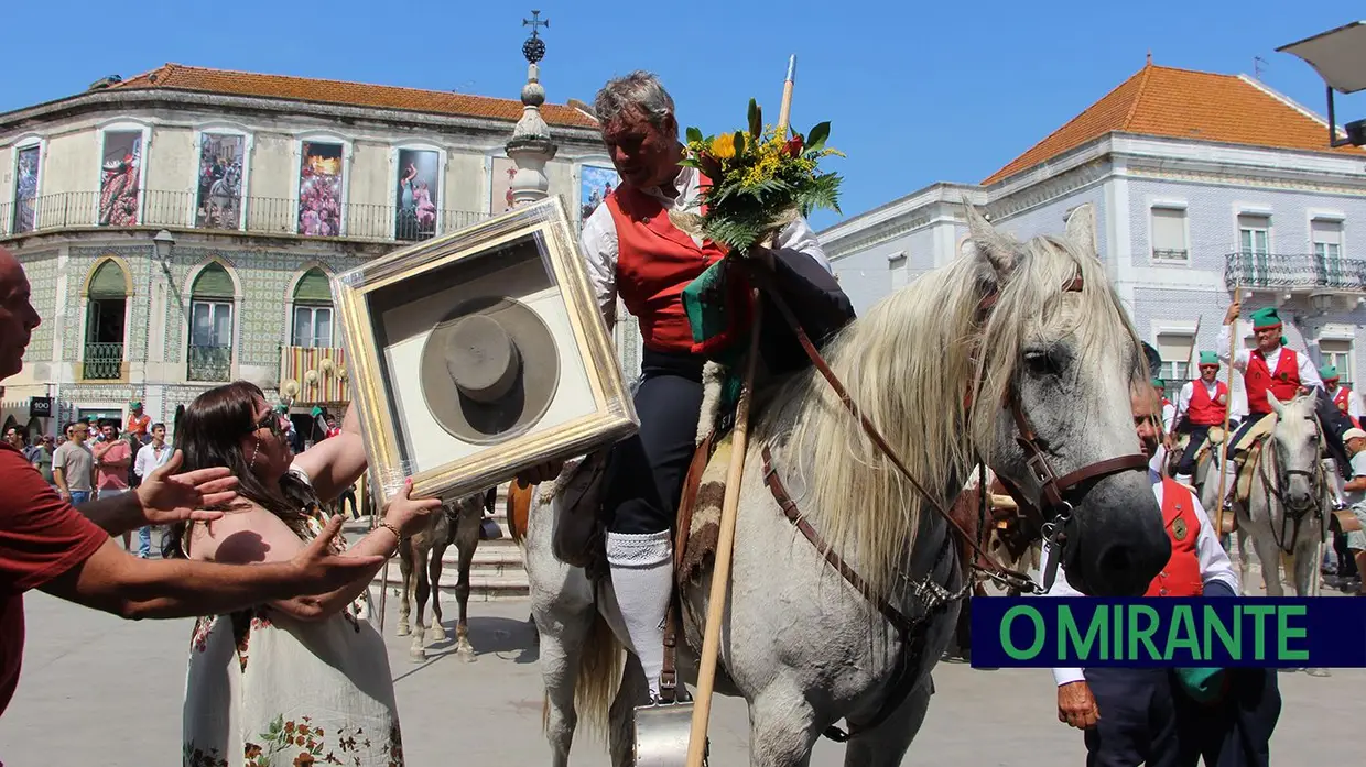 Calor encurtou desfile mas não travou o espírito do Colete Encarnado