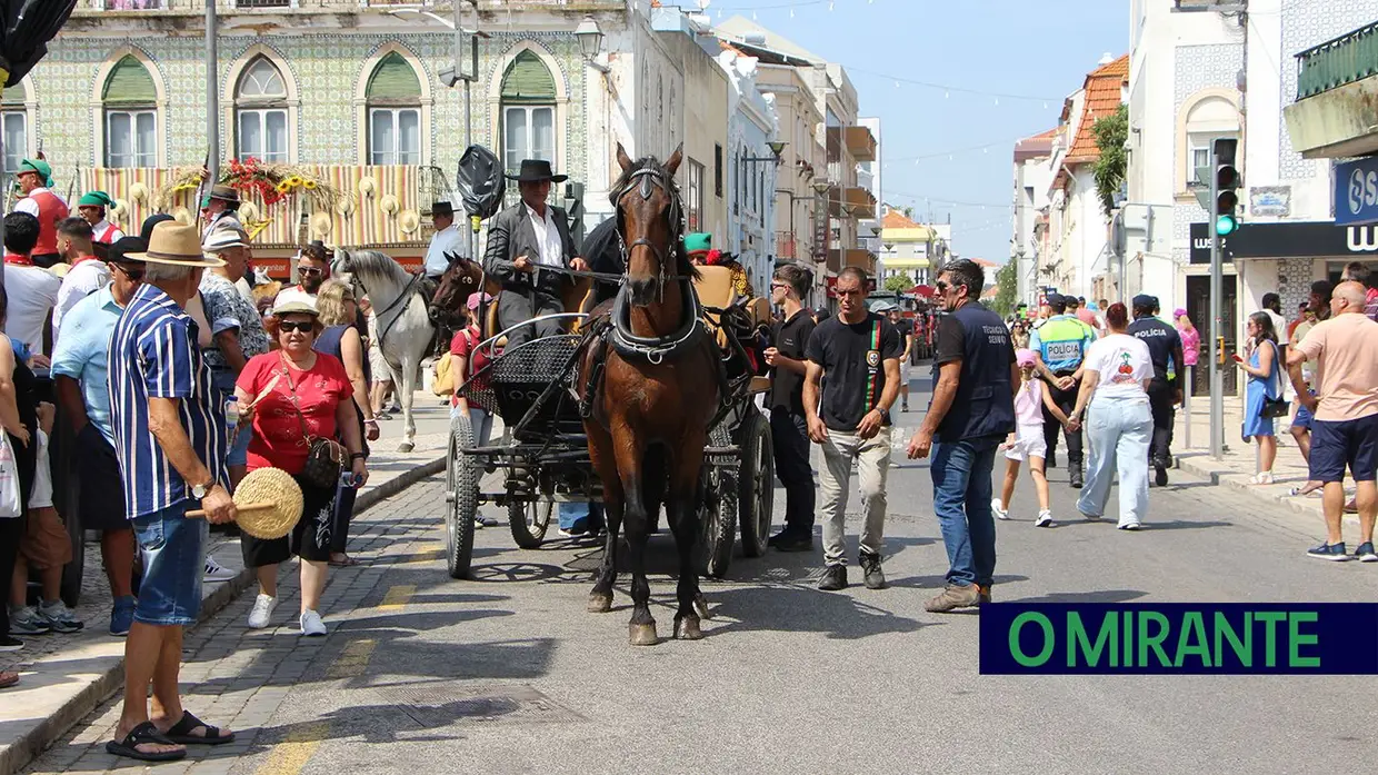 Calor encurtou desfile mas não travou o espírito do Colete Encarnado