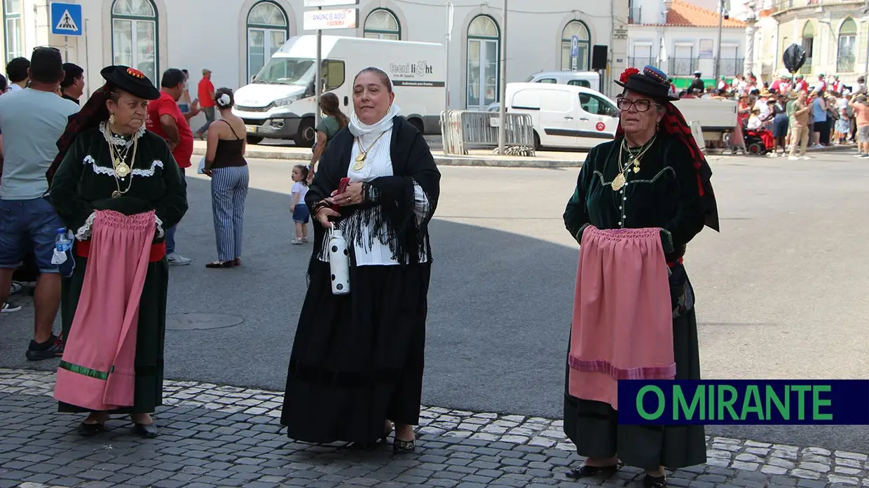 Calor encurtou desfile mas não travou o espírito do Colete Encarnado