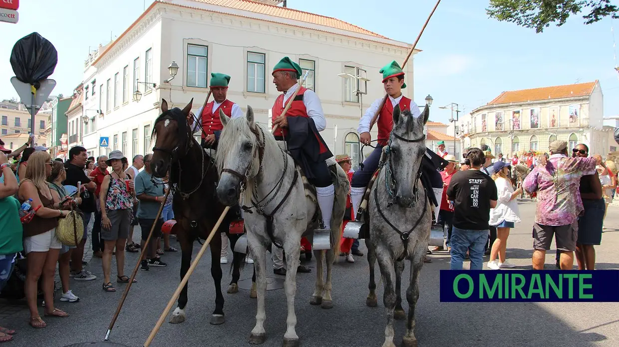Calor encurtou desfile mas não travou o espírito do Colete Encarnado