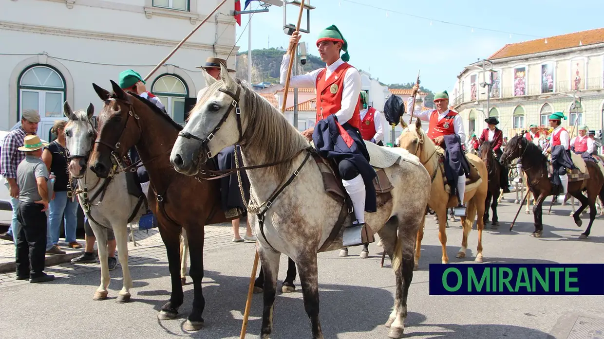Calor encurtou desfile mas não travou o espírito do Colete Encarnado