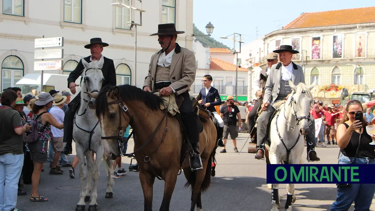Calor encurtou desfile mas não travou o espírito do Colete Encarnado
