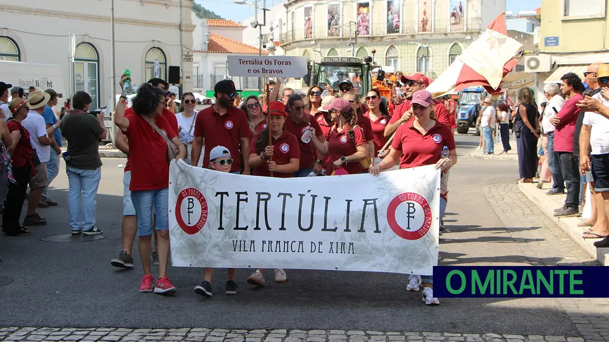 Calor encurtou desfile mas não travou o espírito do Colete Encarnado