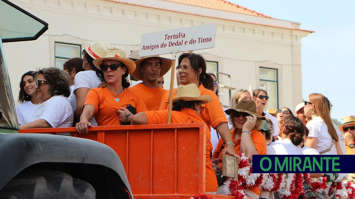 Calor encurtou desfile mas não travou o espírito do Colete Encarnado