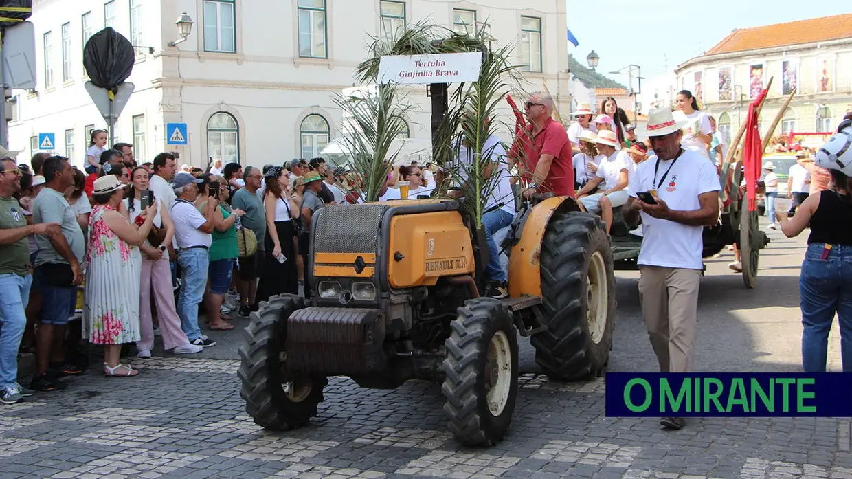 Calor encurtou desfile mas não travou o espírito do Colete Encarnado