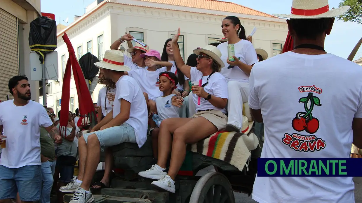 Calor encurtou desfile mas não travou o espírito do Colete Encarnado