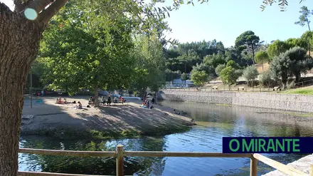Praia dos Olhos d'Água do Alviela conquista galardão de praia acessível