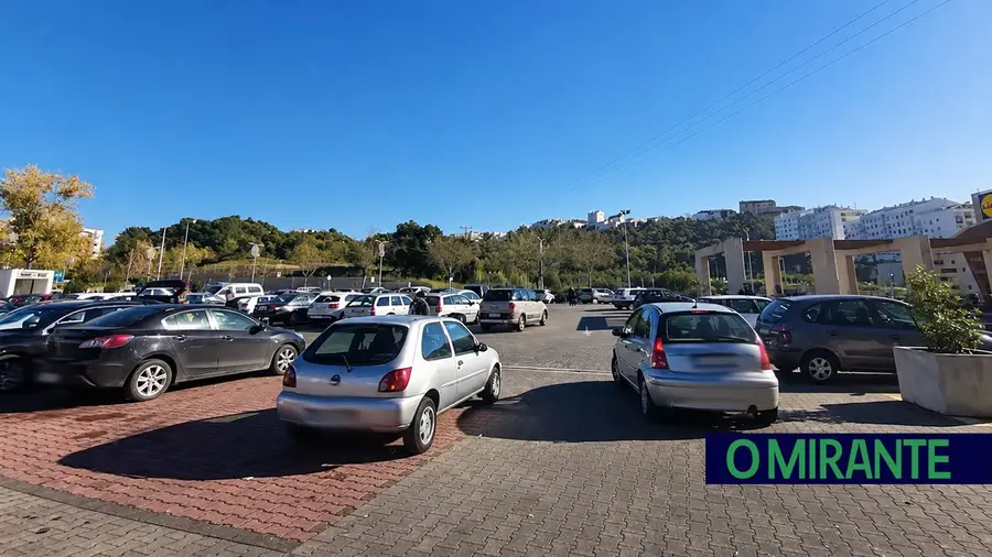Estacionamento junto ao Hospital de Santarém gera polémica por causa de abusos em parque de supermercado