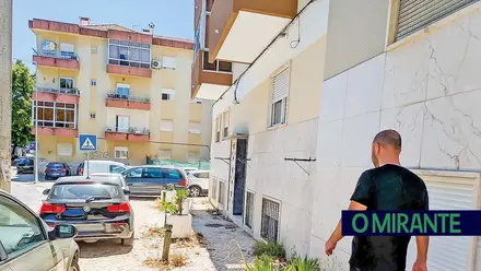 Homem vive sem água nem luz na cave de um prédio no Forte da Casa