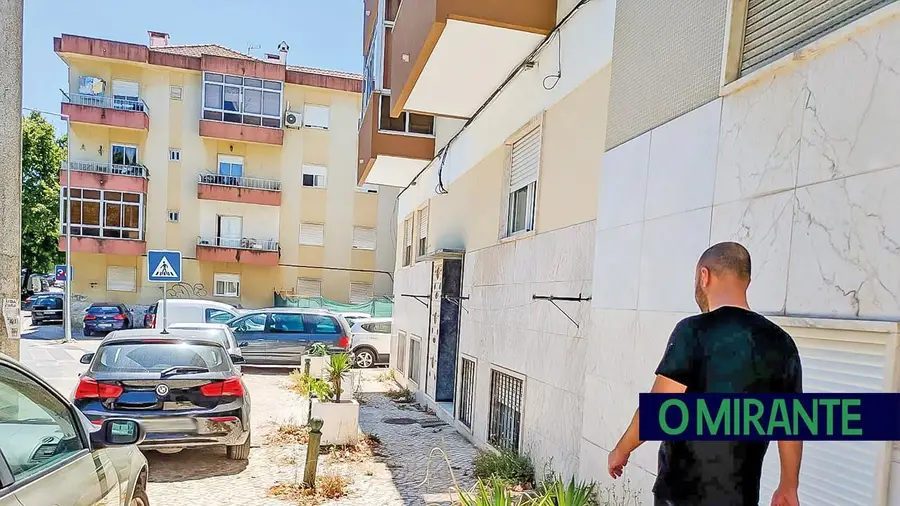 Homem vive sem água nem luz na cave de um prédio no Forte da Casa