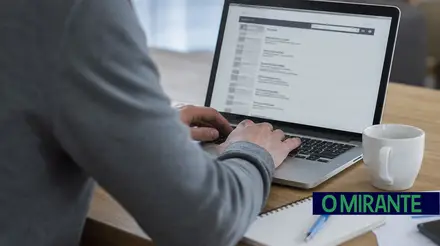 emprego ofertas computador desemprego ilustrativ
