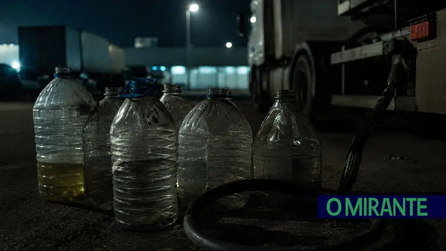 Apanhados a roubar gasóleo com garrafões em Alverca do Ribatejo