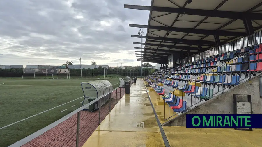 Obras no abastecimento de água condicionam circulação junto à zona desportiva de Coruche