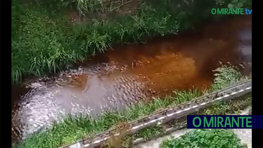 Mais uma descarga poluente no rio Alviela