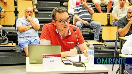 O adulto na sala