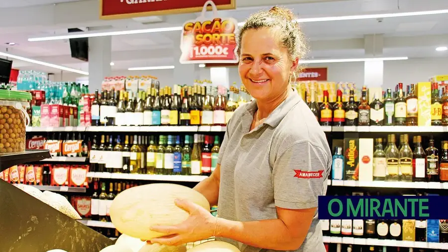 Ana Marques gere uma mercearia na Carregueira onde o cliente importa