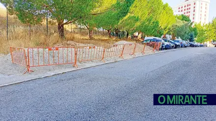 Terras da E-Redes continuam a ocupar estacionamento na Quinta da Piedade