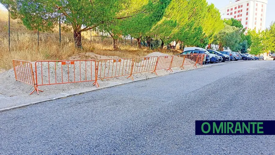 Terras da E-Redes continuam a ocupar estacionamento na Quinta da Piedade