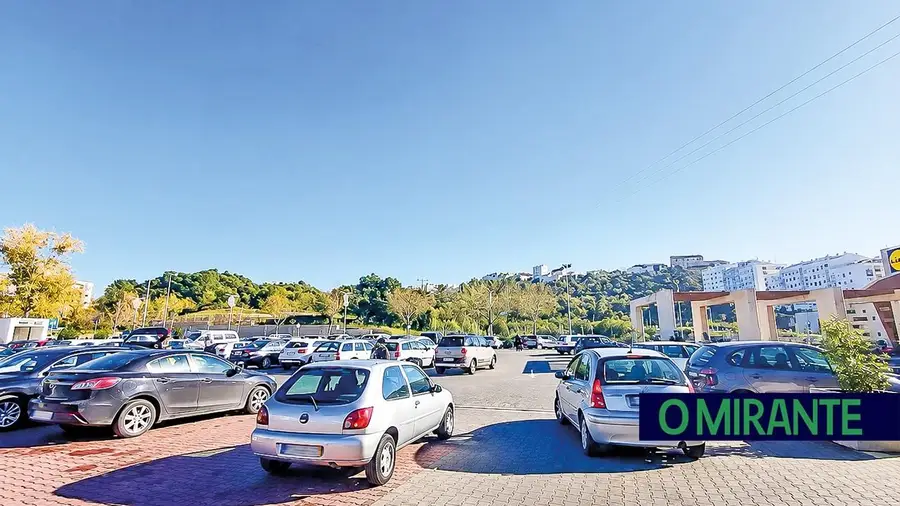 Estacionamento junto ao Hospital de Santarém gera polémica por causa de abusos em parque de supermercado