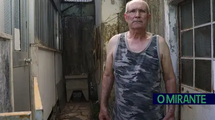 Casa abandonada há 25 anos no Entroncamento transformada em foco de ratos, baratas e cobras
