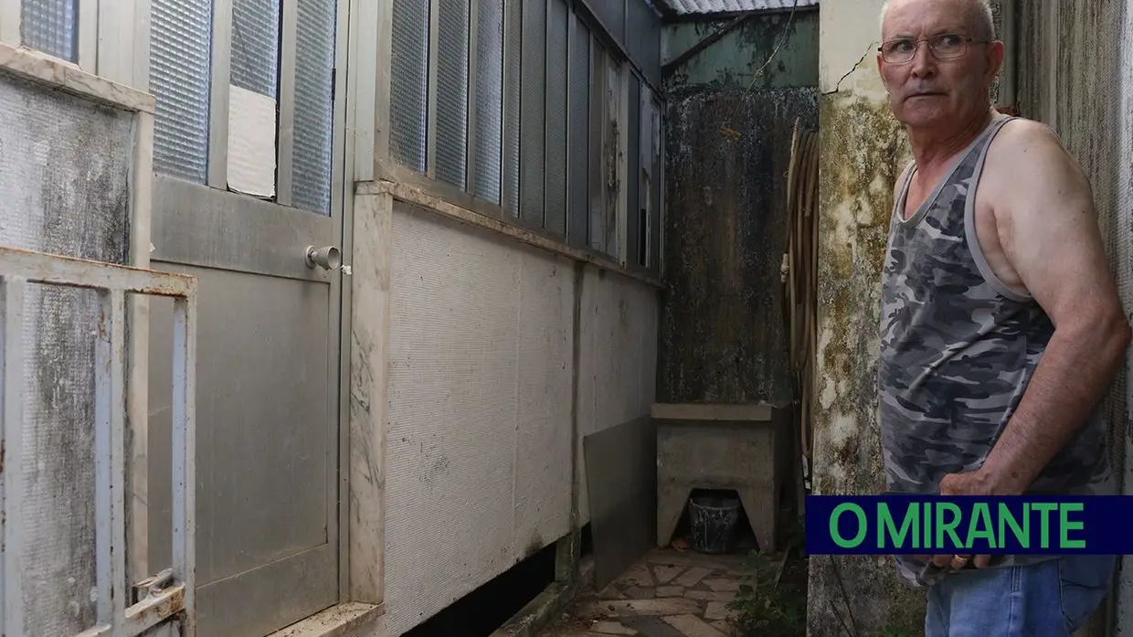 Casa abandonada há 25 anos no Entroncamento transformada em foco de ratos, baratas e cobras