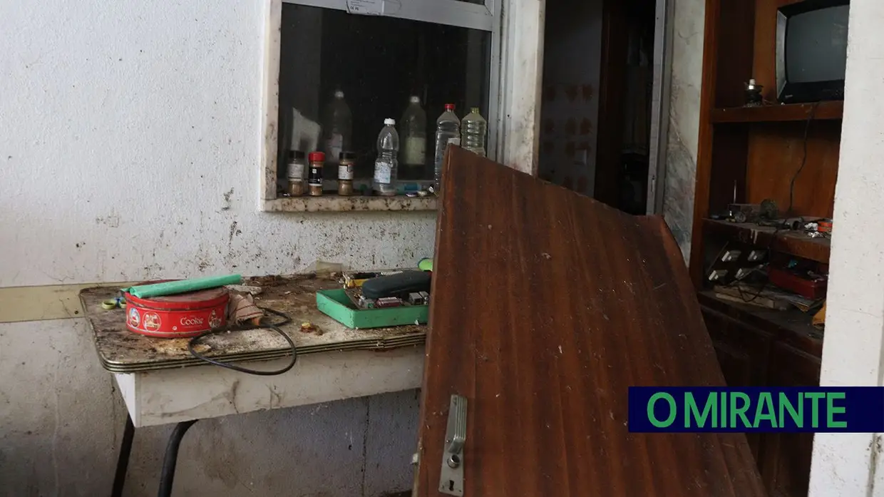 Casa abandonada há 25 anos no Entroncamento transformada em foco de ratos, baratas e cobras