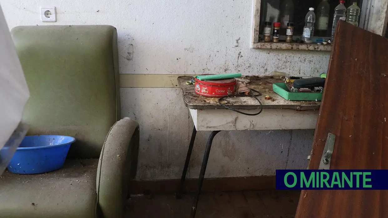 Casa abandonada há 25 anos no Entroncamento transformada em foco de ratos, baratas e cobras