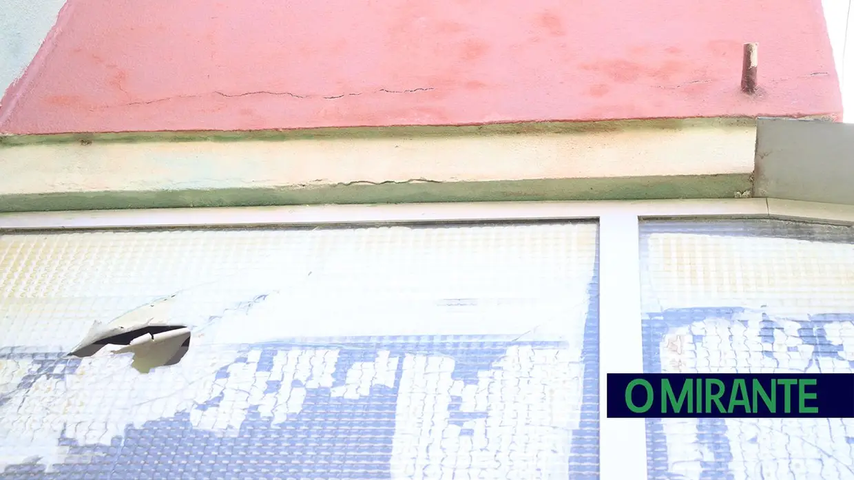 Casa abandonada há 25 anos no Entroncamento transformada em foco de ratos, baratas e cobras