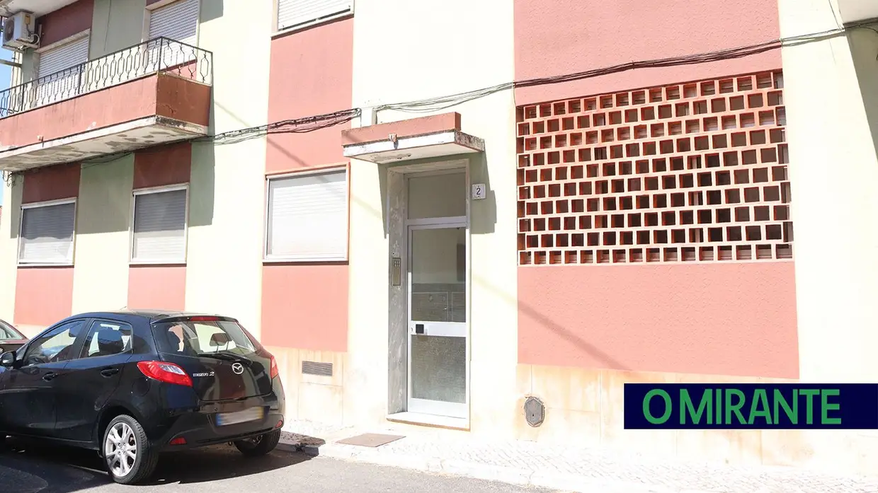 Casa abandonada há 25 anos no Entroncamento transformada em foco de ratos, baratas e cobras