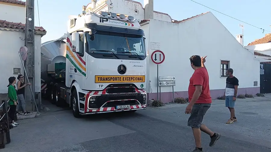 Transporte de depósitos para adega causa alvoroço em Alcanhões