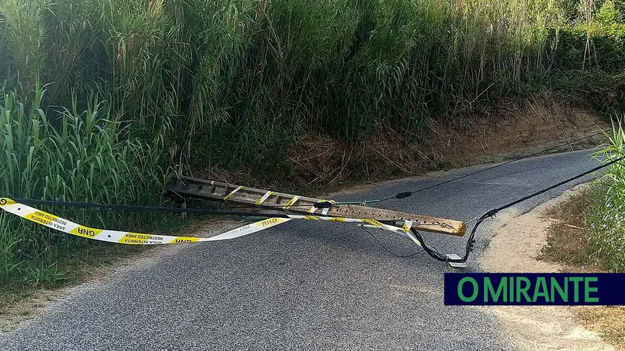 Estrada de acesso à Silveira do Pinto cortada após queda de poste em acidente