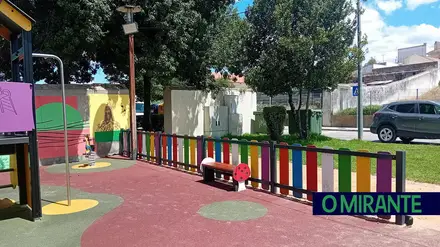 Novos bancos reforçam conforto no parque infantil da Zona Ribeirinha de Samora Correia