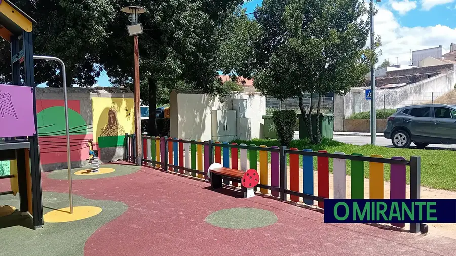 Novos bancos reforçam conforto no parque infantil da Zona Ribeirinha de Samora Correia