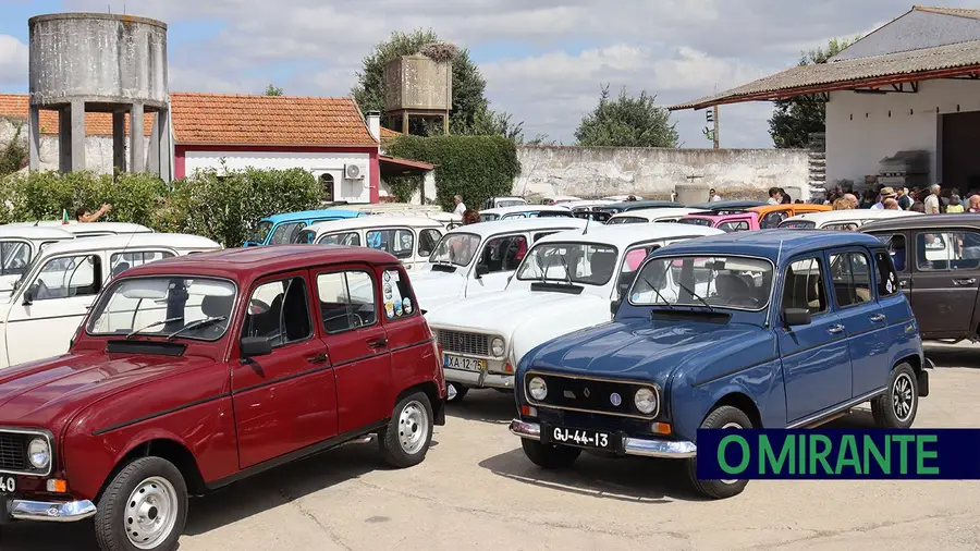 Renault 4 lançam-se à estrada na Chamusca para mais um passeio