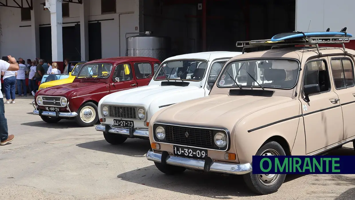Renault 4 lançam-se à estrada na Chamusca para mais um passeio