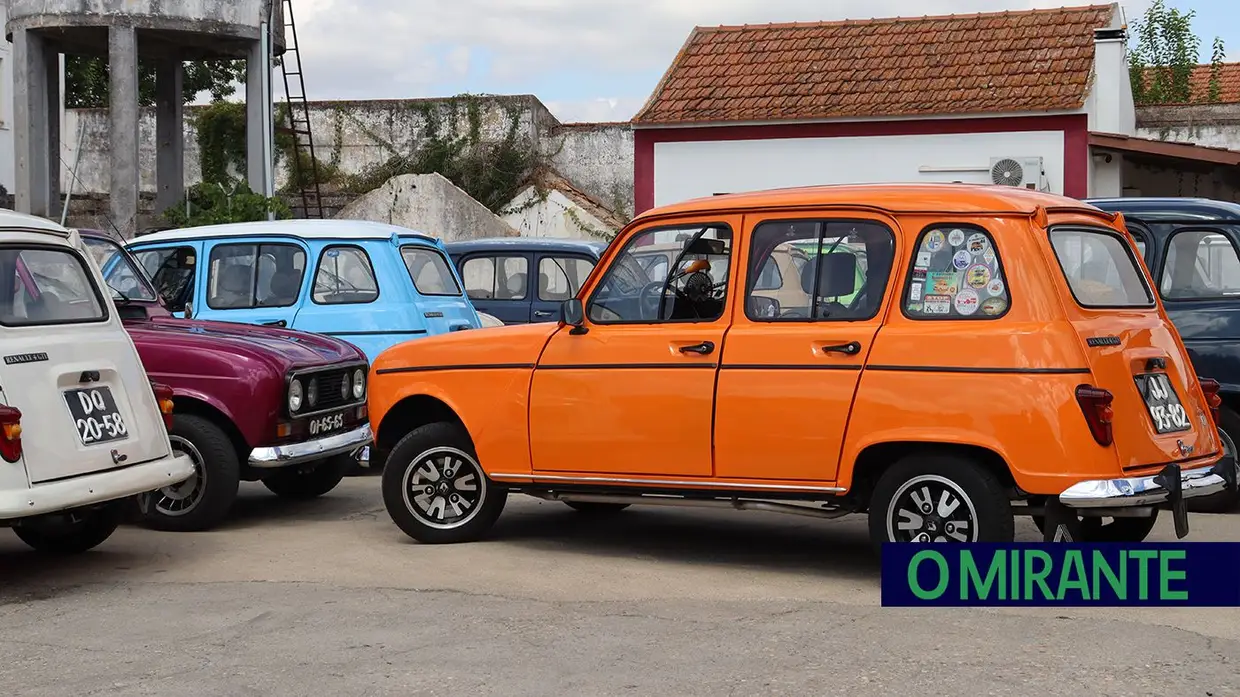 Renault 4 lançam-se à estrada na Chamusca para mais um passeio