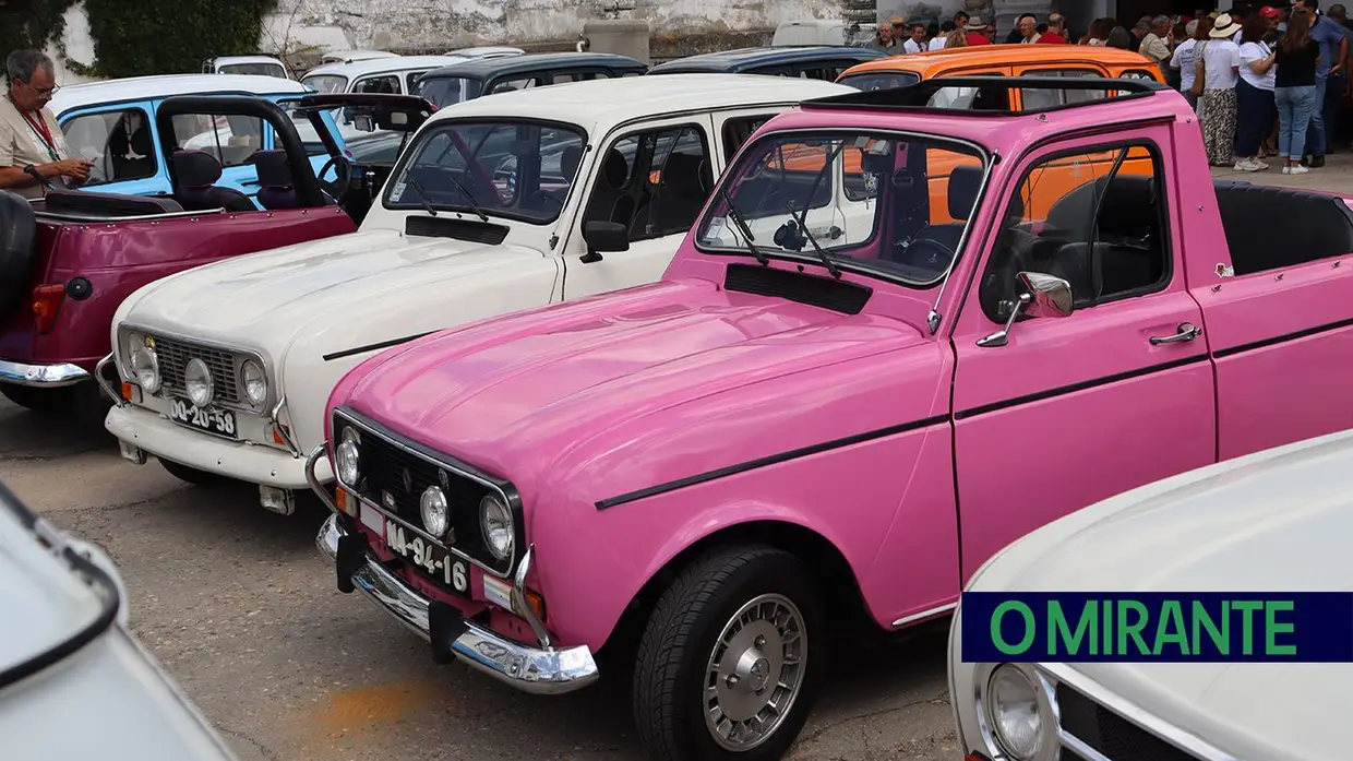 Renault 4 lançam-se à estrada na Chamusca para mais um passeio