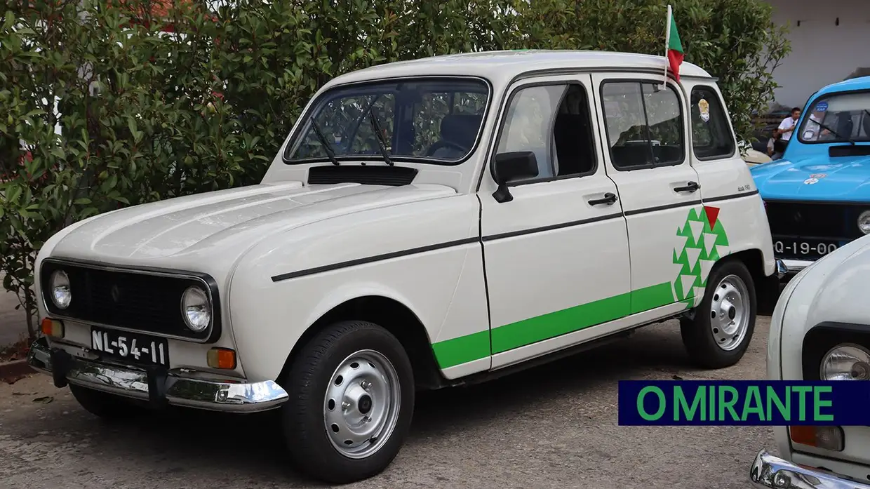 Renault 4 lançam-se à estrada na Chamusca para mais um passeio