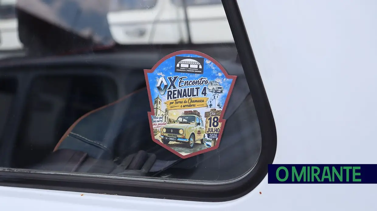 Renault 4 lançam-se à estrada na Chamusca para mais um passeio