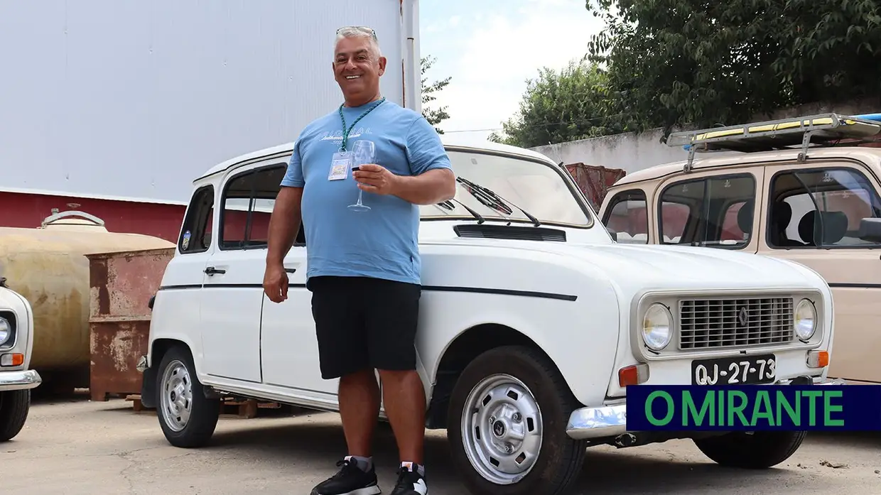 Renault 4 lançam-se à estrada na Chamusca para mais um passeio