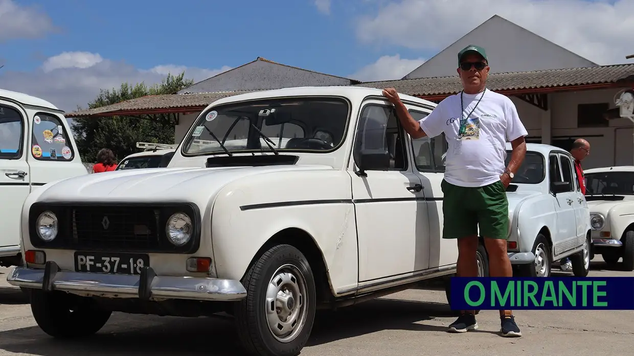 Renault 4 lançam-se à estrada na Chamusca para mais um passeio