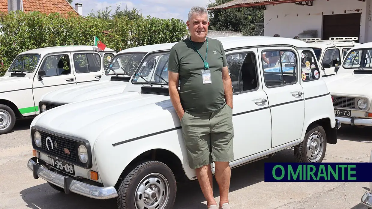 Renault 4 lançam-se à estrada na Chamusca para mais um passeio