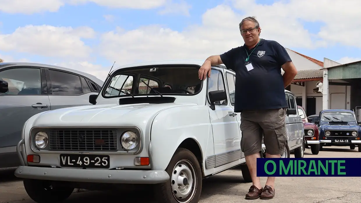 Renault 4 lançam-se à estrada na Chamusca para mais um passeio