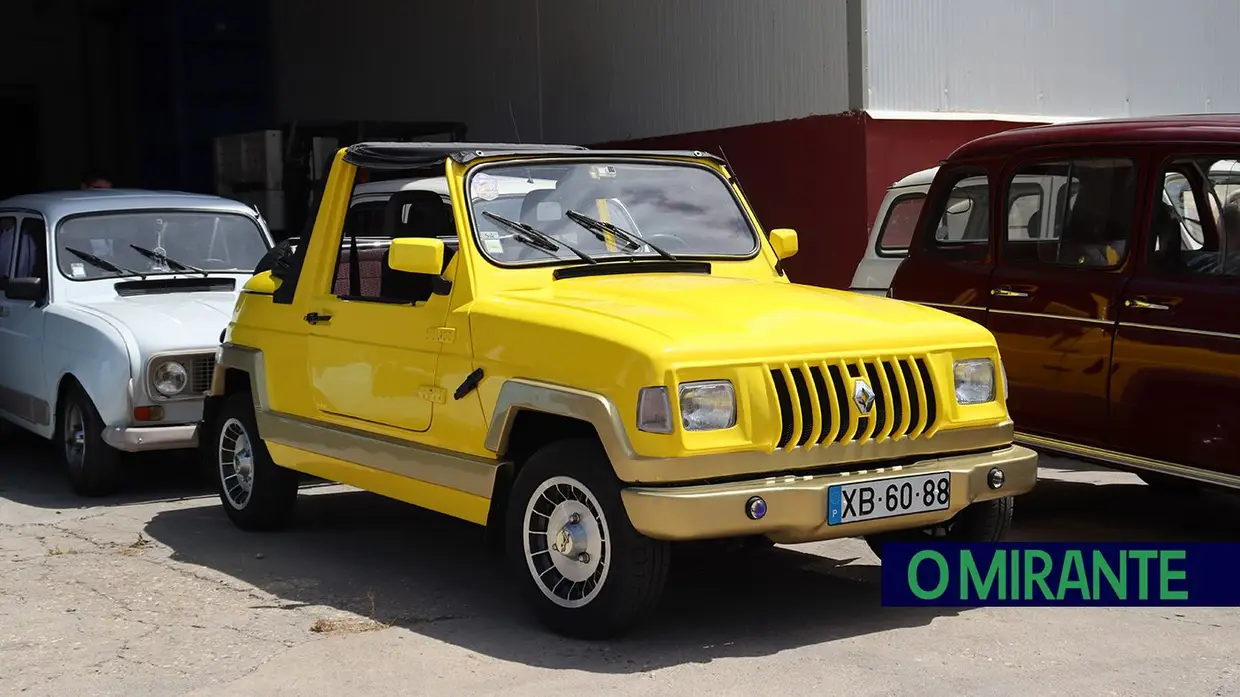 Renault 4 lançam-se à estrada na Chamusca para mais um passeio