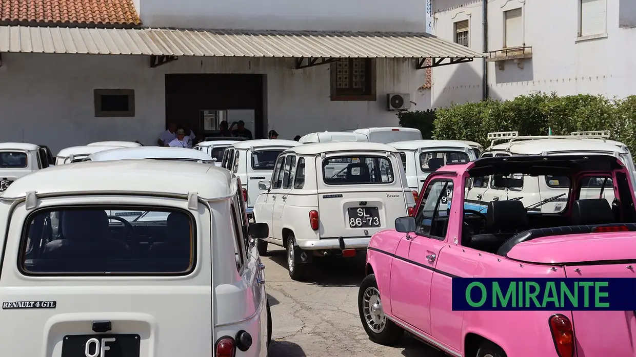 Renault 4 lançam-se à estrada na Chamusca para mais um passeio